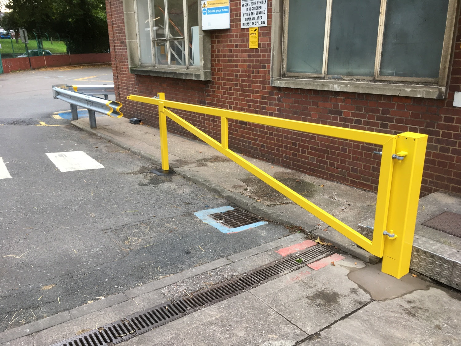 Manual car park barrier with powder-coated yellow finish